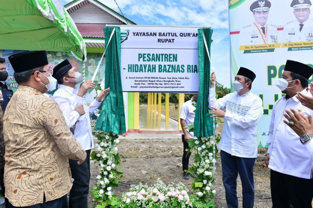 Gubernur Syamsuar: Pesantren Sebagai Benteng Generasi Muda