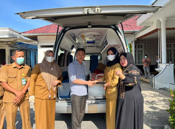 Bupati Rohil Serahkan Satu Unit Ambulance Untuk Puskesmas Sedinginan