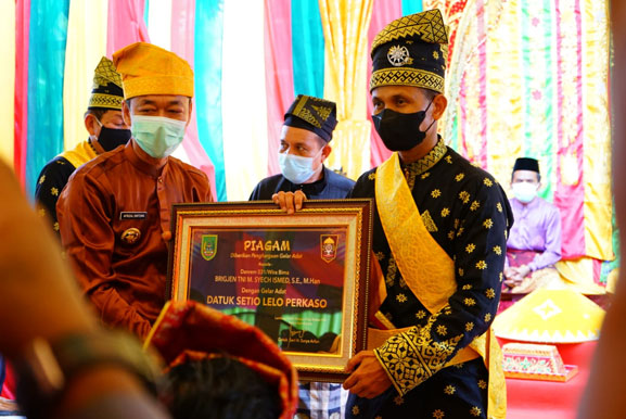 Danrem 031 Wirabima Brigjen TNI M Syech Ismed Terima Gelar Datuk Setio Lelo Perkaso Dari LAM Rohil