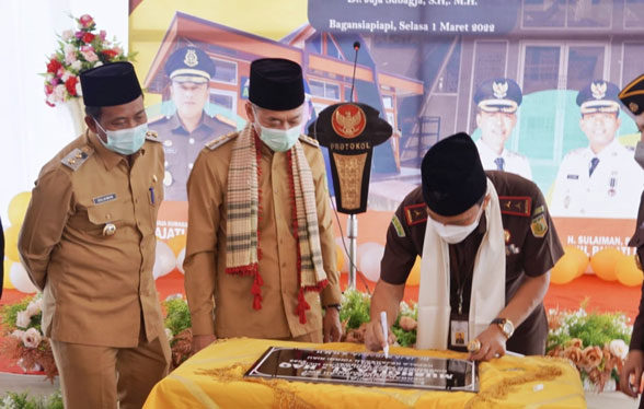 Kajati Riau Resmikan Musholla Al-haq Kejari Rohil