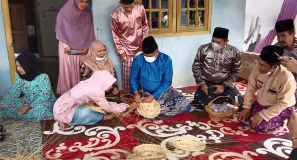 Rumah Anyaman Kelompok Srikandi Taruna Minas Timur Dikunjungi Bupati Siak