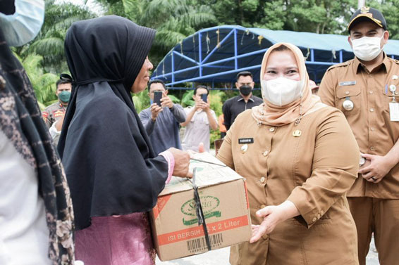 Bupati Kasmarni Serahkan Bantuan Masyarakat Terdampak Banjir di Bantan Sari