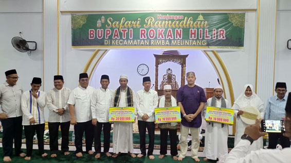 Safari Ramadhan di Rimba Melintang, Bupati Rohil Serahkan Bantuan Rp.50 Juta