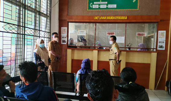 Sambangi Disdukcapil, Wabup Rohil Minta Pelayanan Terus Ditingkatkan