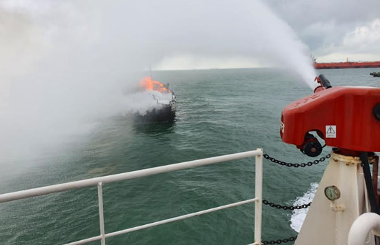 KN Pulau Dana-323 Bakamla RI Padamkan Kapal Terbakar di Perairan Karimun