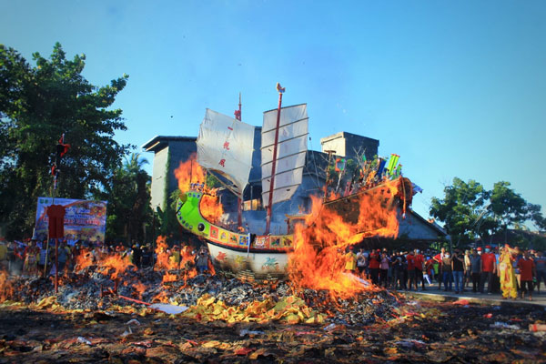 Event Bakar Tongkang, Tiang Layar Tongkang Jatuh ke Arah Laut dan Darat