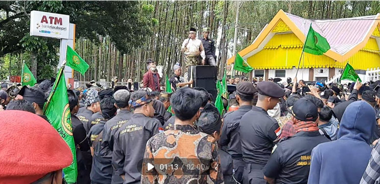 Negeri Ini Bertuan Bung! Ribuan Massa Ormas Melayu Gelar Aksi Damai di DPRD Riau
