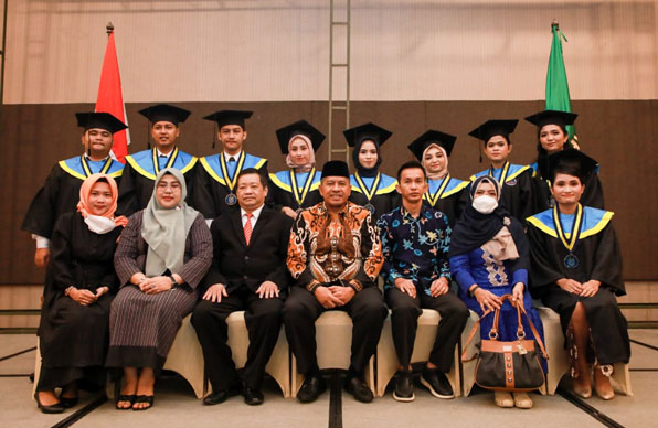 Hadir di Wisuda Universitas Hayam Wuruk, Bupati Alfedri Bangga 11 Anak Siak Ikut Diwisuda