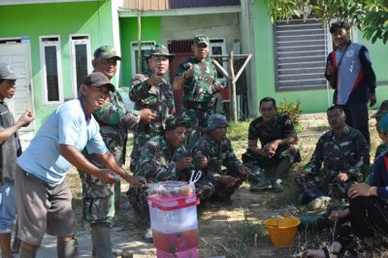 Kopi dan Es Teh Pemersatu Satgas TMMD dan Warga