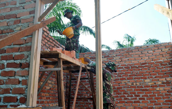 Satgas Lanjutkan Pembangunan Rumah pakde Prahara, Dan Satgas: Mudah-mudahan Selesai Tepat Waktu
