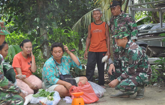 Begini Moment Keceriaan Warga Bersama Satgas TMMD di Kelurahan Sialang Rampai
