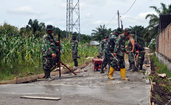 Hari Kelima, Satgas Pra TMMD Ke-114 Kodim 0301/PBR Terus Kebut Semenisasi Jalan Bunga Tombak