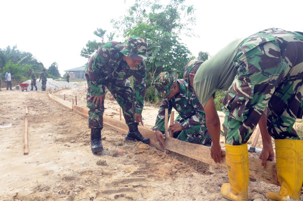 Hari Keempat Pra TMMD ke 114, Prajurit Kodim 0301/PBR Laksanakan Pengecoran Jalan