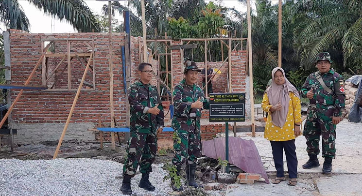 Ariama Terharu Dibangunkan Rumah Oleh Satgas TMMD Kodim 0301/PBR