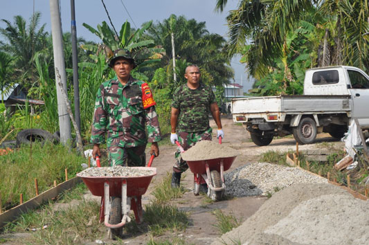 Gerobak Sorong dan Mobil Pickup Sarana Angkut Material ke Lokasi Pra TMMD ke 114