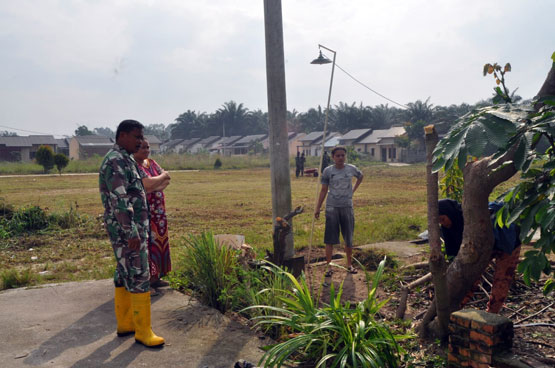 Jelang Pembukaan TMMD Reguler ke-114 Kodim 0301/Pekanbaru, Satgas dan Warga Bersihkan Lapangan dan Akses Masuk