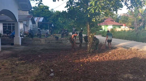 Satgas TMMD ke 114 Kodim 0301/Pbr  Ajak Warga Goro Bersihkan Lingkungan
