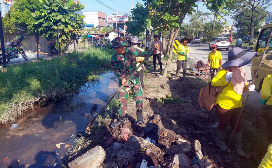 Satgas TMMD 114 Kodim 0301/PBR Laksanakan Gotong Royong Pembersihan Drainase di Sasaran I Jalan Arifin Ahmad