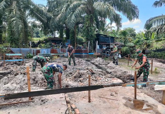 Rehab RTLH, Satgas Pra TMMD Kodim 0301/PBR Cor Pondasi Rumah Pakde Prahara