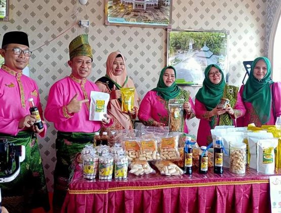 Penasaran, Pengunjung Stand Bazar Bengkalis Borong Panganan Biji Getah