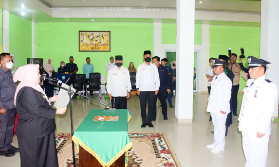 Bupati Kasmarni Lantik Pj Kades Pamesi dan Pj Kades Sungai Nibung