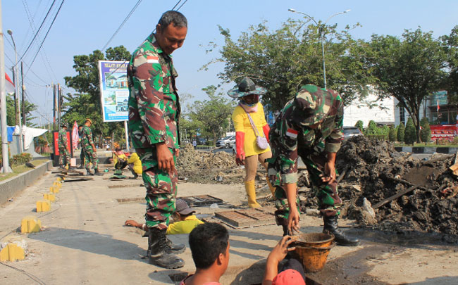 Satgas TMMD Kodim 0301/PBR Sepekan Berjibaku Tangani Banjir