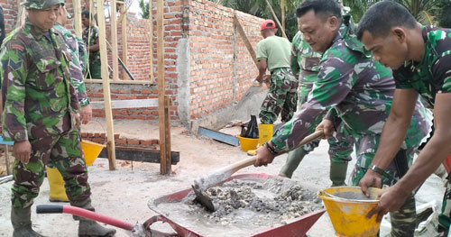 Mantap, Satgas TMMD Kodim 0301/PBR Ahli Tukang Bangunan