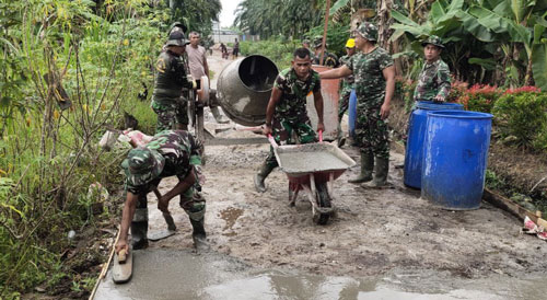 Dibantu Warga, Pengecoran Jalan Bunga Tombak Terus Dikebut Satgas TMMD 114 Kodim 0301/Pbr