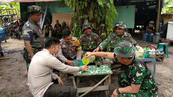 Kelakar Siang, Ada Tawa Dibalik Hitamnya Kopi Satgas TMMD