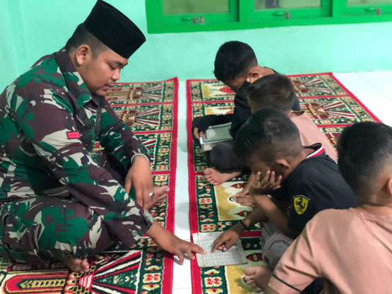 Pratu Satria, Anggota Satgas TMMD ke 114 KOdim 0301/Pbr Ajarkan Anak-anak Mengaji Iqra