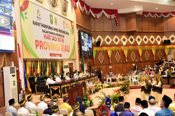Bupati Kasmarni Hadiri Rapat Paripurna Sempena Hari Jadi ke-65 Provinsi Riau