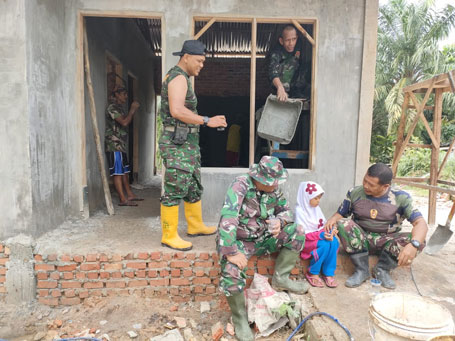 Begini Kedekatan Satgas TMMD Dengan Anak-anak di Lingkungan Sasaran TMMD