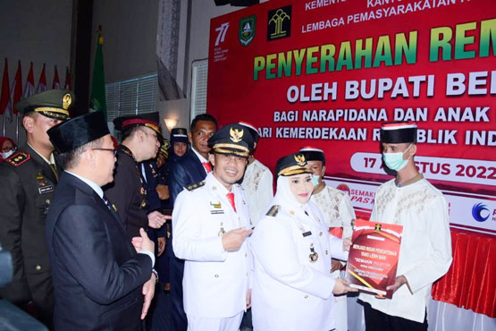Bupati Kasmarni Serahkan Remisi Kepada 858 Narapidana Secara Simbolis