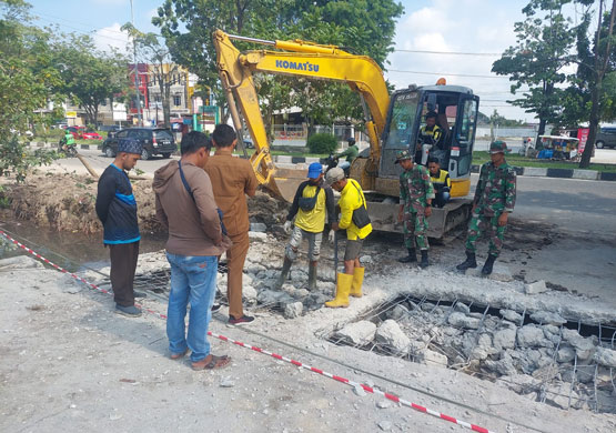Satgas TMMD dan Pasukan Kuning Gunakan Backhoe Loader Giat Normalisasi Drainase di Arifin Ahmad