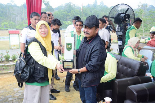 Raih Peringkat Ke-III, Bengkalis Terima Piala Penghargaan Lomba Kota Bersih