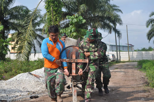 Hari-18 Satgas TMMD Geser Molen, Lanjutkan Semenisasi Jalan Bunga Tombak