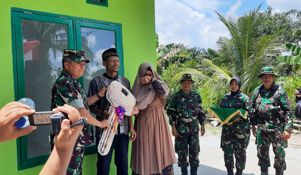 Serahkan Kunci RLH kepada pakde Prahara, Pangdam I/BB: Ini Sebetulnya Rumah yang Ideal