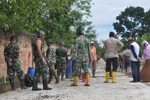 Pakde Prahara Apresiasi Satgas TMMD, Semenisasi Jalan Bunga Tombak