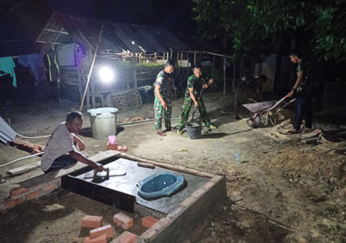 Satgas TMMD Bantu Orang Tua Asuh Bangun Septic Tank di Belakang Rumah