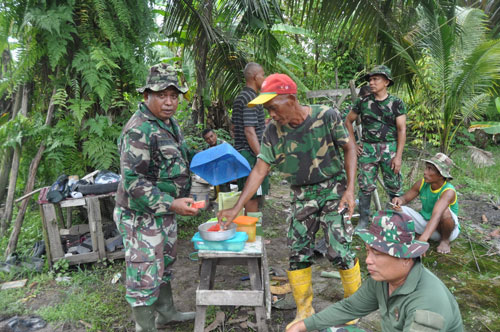 Dengan Tawa dan Senda Gurau, Cara Satgas TMMD 114 Melepas Lelah
