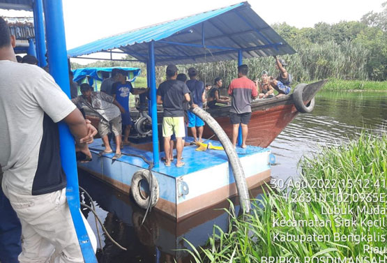 Sampan Muatan Sawit Terbalik di Sungai Siak Kecil, 1 Pekerja Hilang