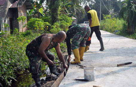 Rampungkan Semenisasi Jalan Bunga Tombak, Satgas TMMD Lanjutkan Pemasangan Papan Mal