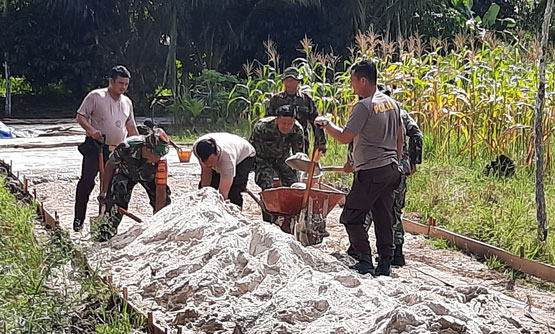 Gemeretak Sekop, Cangkul dan Gerobak Dorong Penyemangat Kerja Satgas TMMD 114
