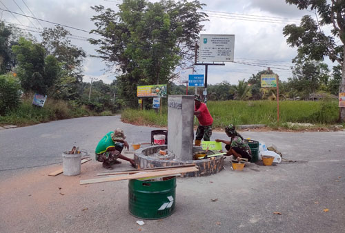 Satgas Gesa Pembangunan Tugu TMMD 114 Kodim 0301/PBR di Pertigaan Jalan Seroja
