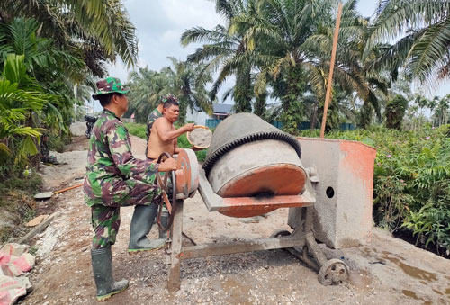 Dibawah Terik mentari, Satgas TMMD 114 Kodim 0301/Pbr Lanjutkan Semenisasi Jalan Bunga Tombak