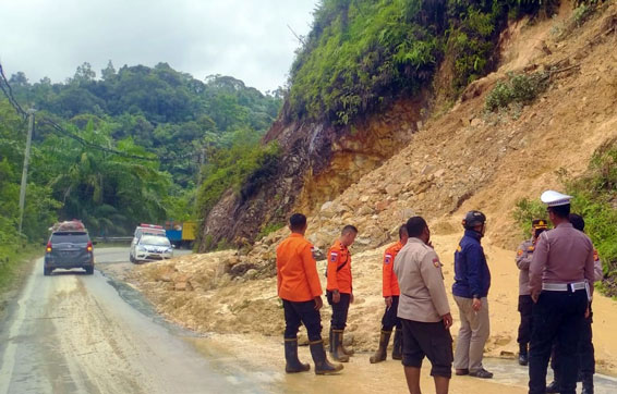 Akibat Longsor, Arus Lalin di Jalan Lintas Riau-Sumbar Masih Buka Tutup