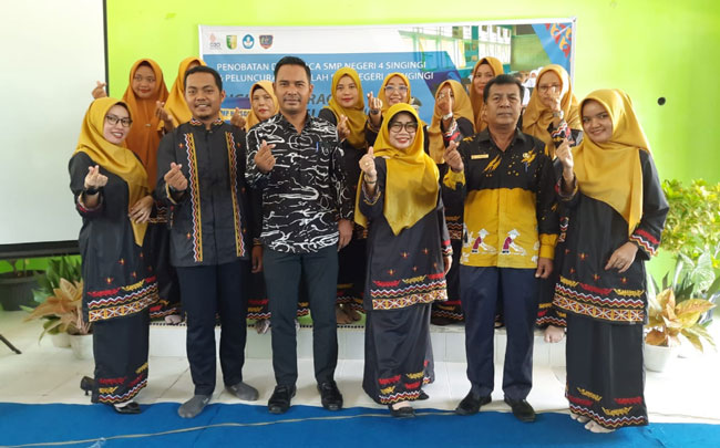 Sempena Hari Aksara Internasional, SMPN 4 Singingi Luncurkan Majalah dan Perpustakaan Digital