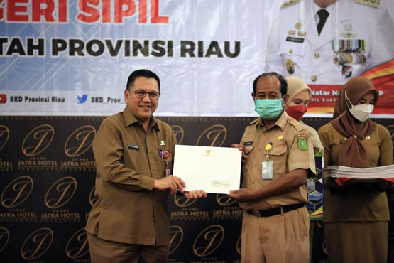 55 PNS Pemprov Riau Terima SK Pensiun