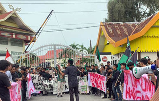 HMI Pekanbaru Demo Kenaikan BBM di DPRD Riau, Sampaikan 3 Tuntutan