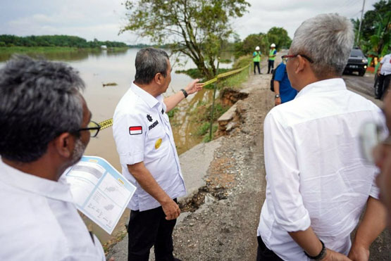Gubri Tinjau Pengerjaan Jalan Lintas Rengat - Tembilahan